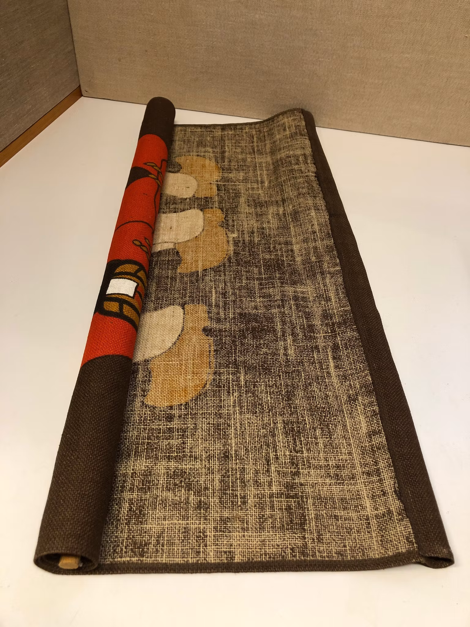 VÄGGBONAD, textil, " Tomtenissar", tryckt, signerad Hill, 1900-talets andra hälft.