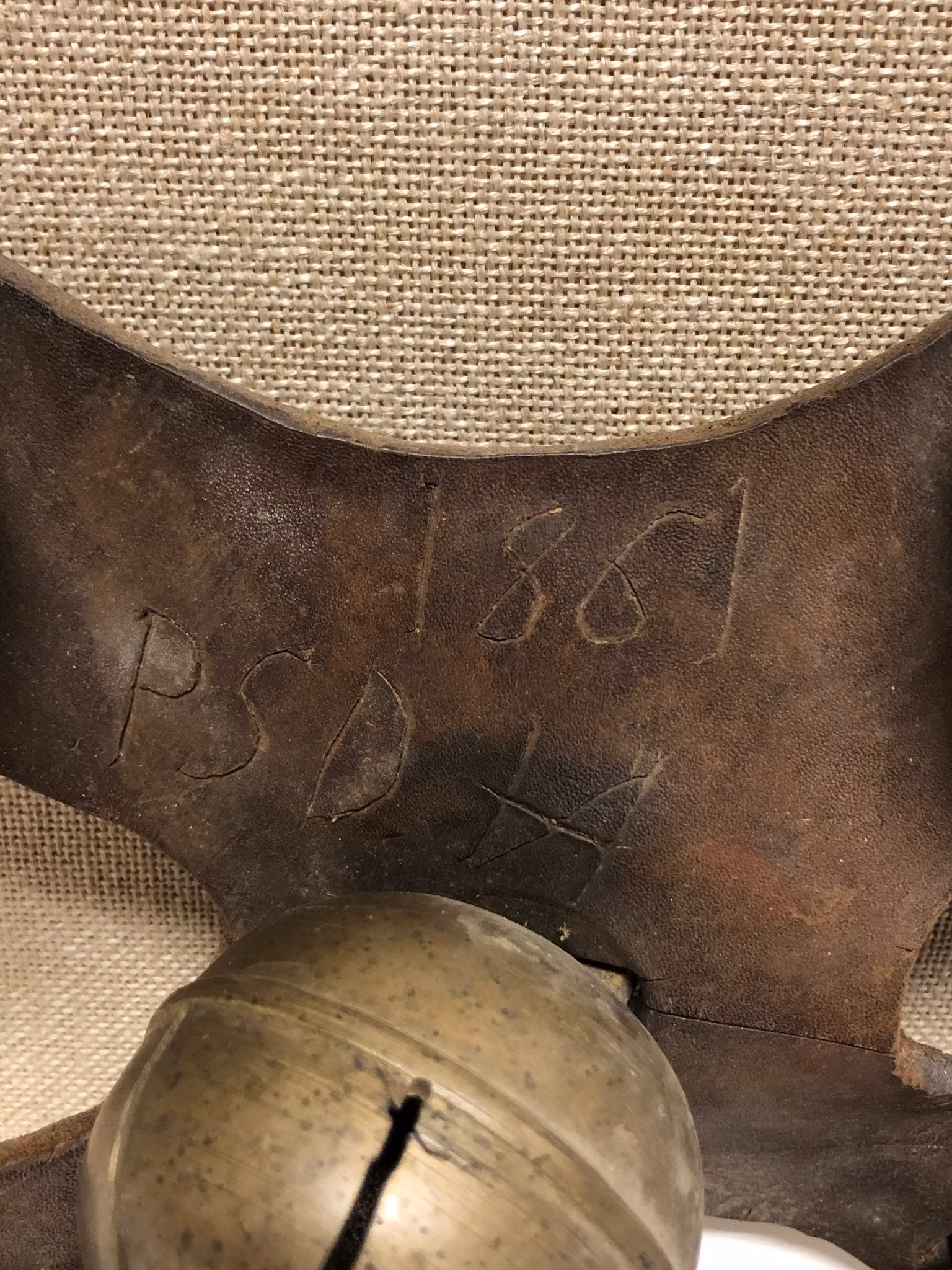 BJÄLLERPLATTA, mässing/läder, daterad 1868.