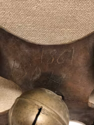 BJÄLLERPLATTA, mässing/läder, daterad 1868.