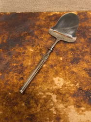 OSTHYVEL, nysilver/rostfritt, 1900-talets första hälft.