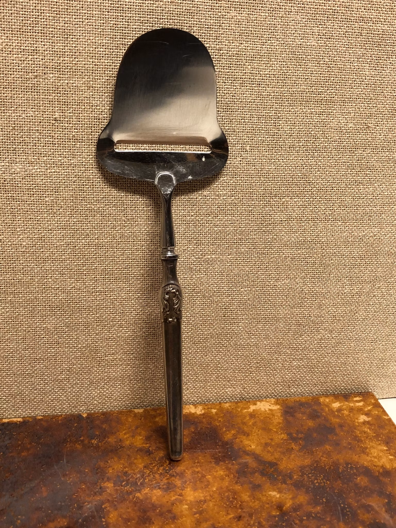 OSTHYVEL, nysilver/rostfritt, 1900-talets första hälft.