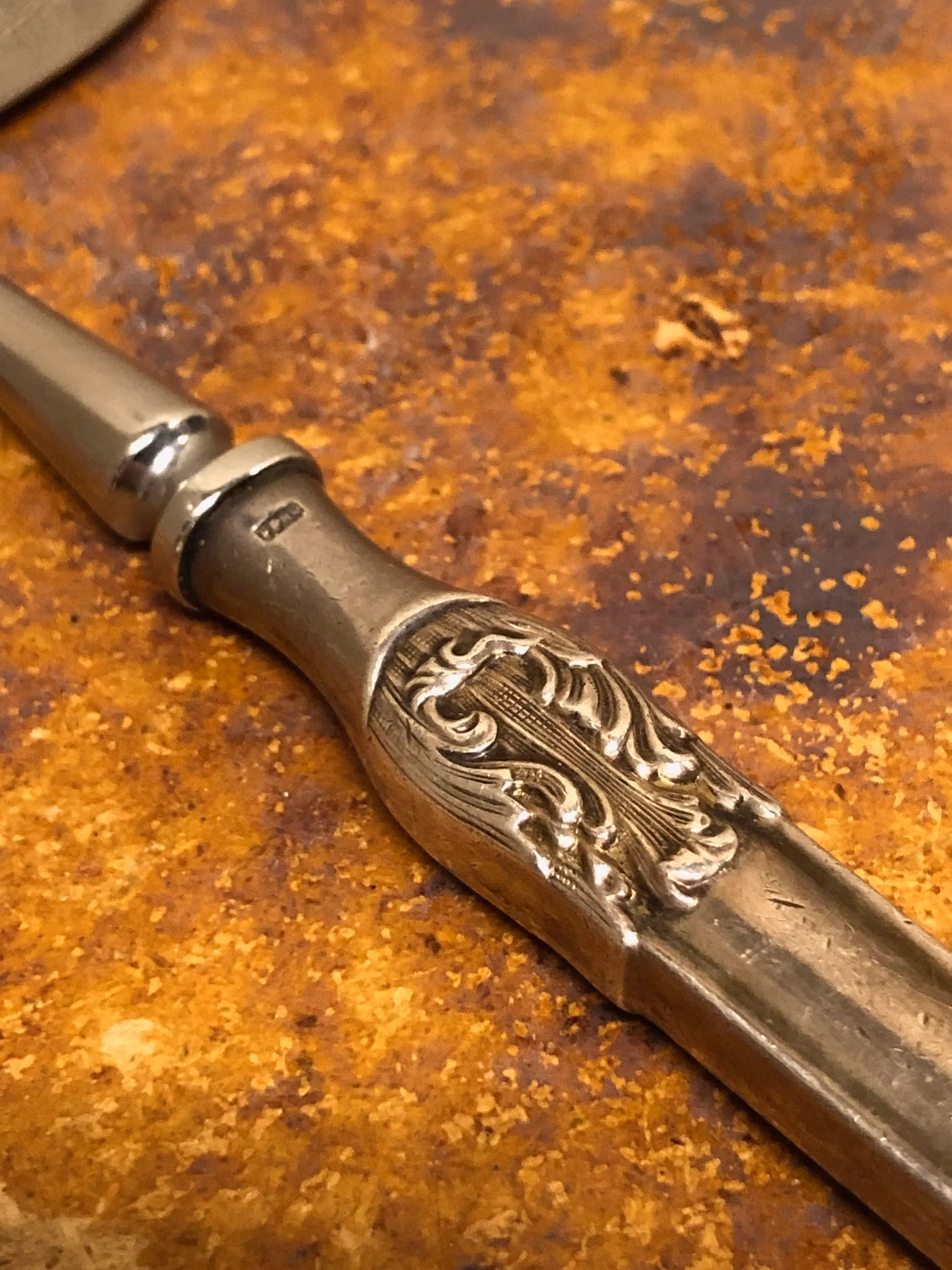OSTHYVEL, nysilver/rostfritt, 1900-talets första hälft.