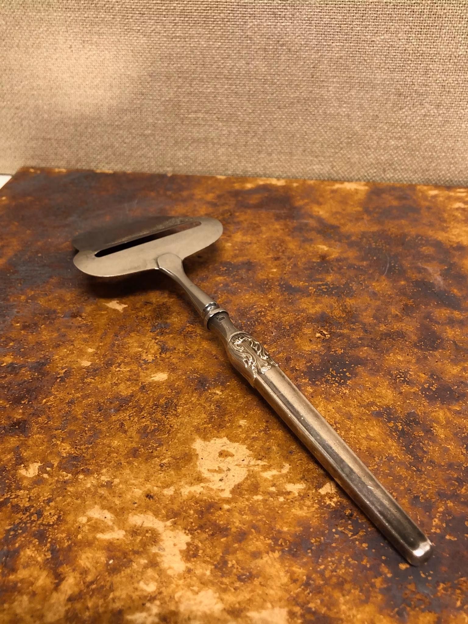 OSTHYVEL, nysilver/rostfritt, 1900-talets första hälft.