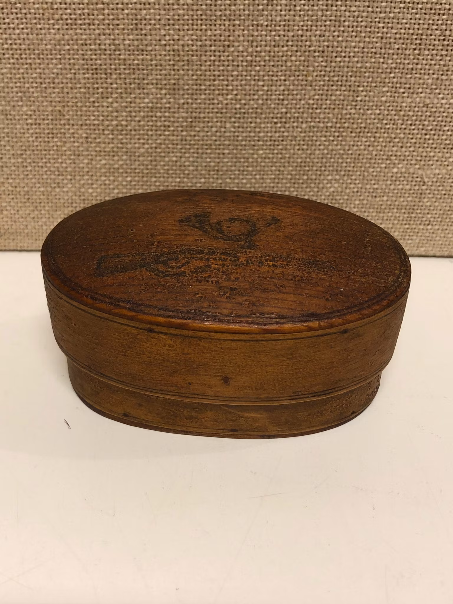 SVEPASK, trä, miniatyr, dekor av Gevär & Jakthorn, 18/1900-tal.