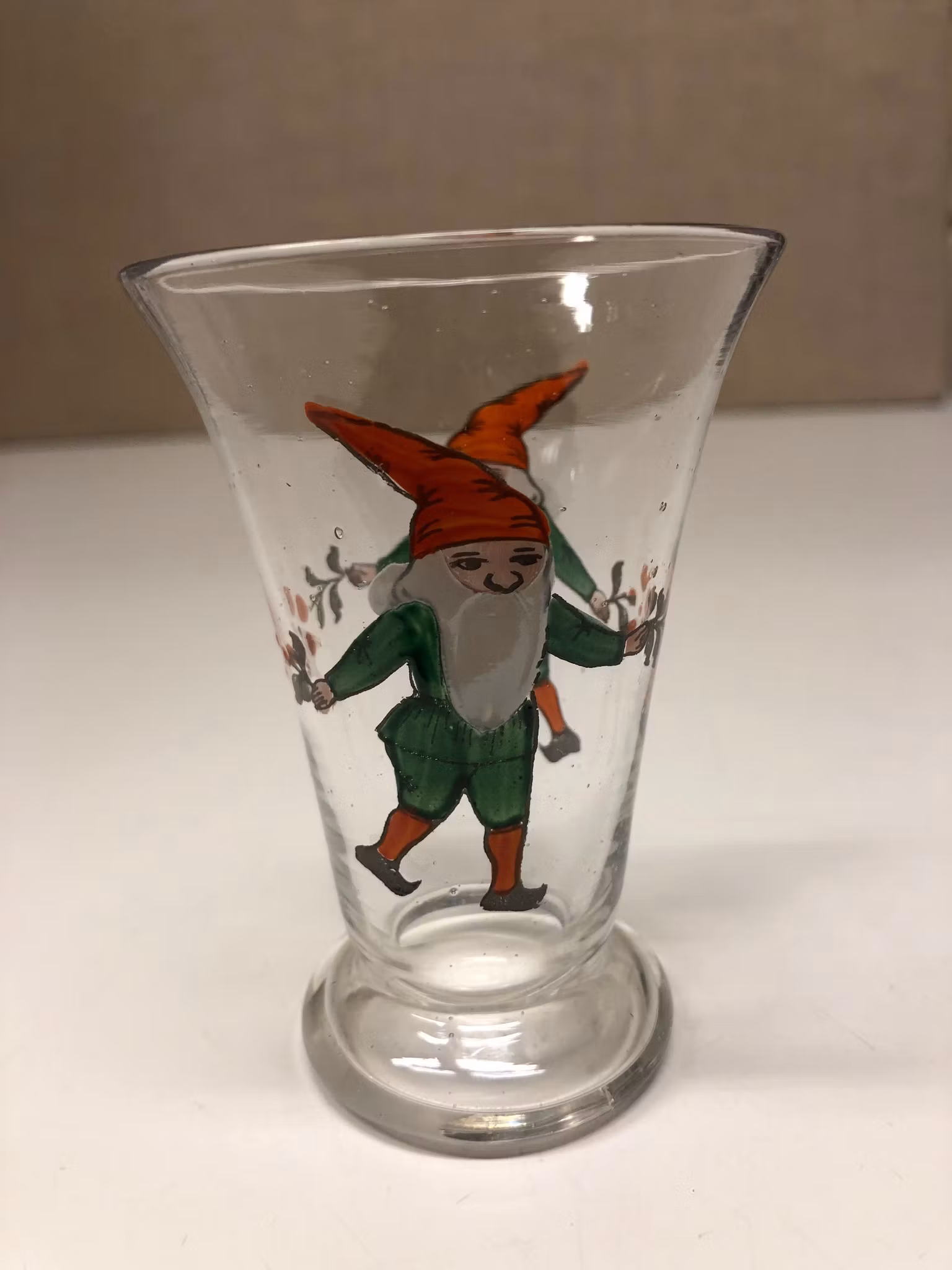 TOMTEGLAS, handblåst, handmålad, 1900-talets första del.