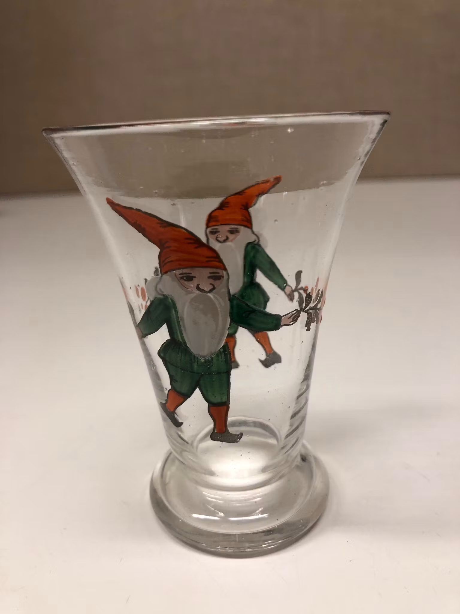 TOMTEGLAS, handblåst, handmålad, 1900-talets första del.