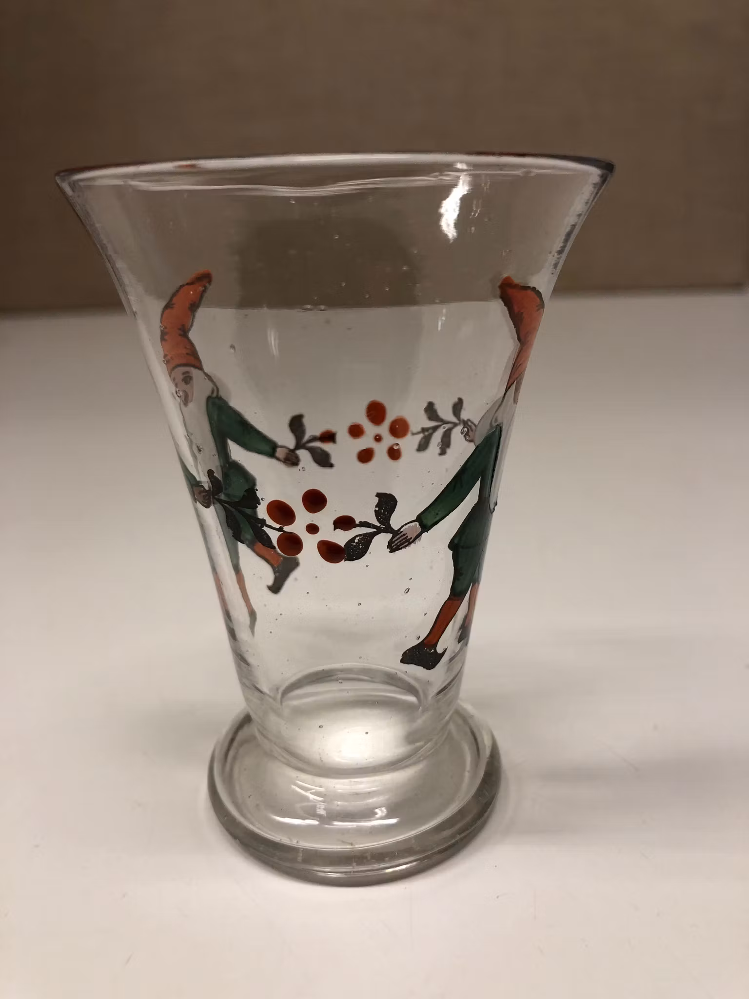TOMTEGLAS, handblåst, handmålad, 1900-talets första del.