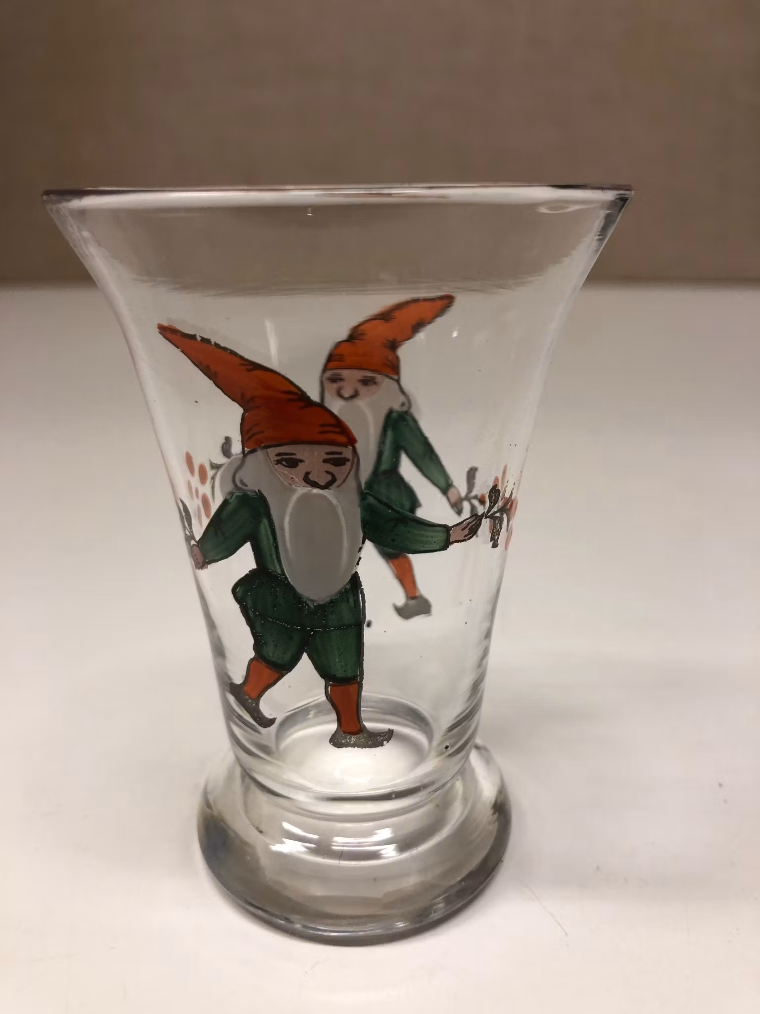 TOMTEGLAS, handblåst, handmålad, 1900-talets första del.