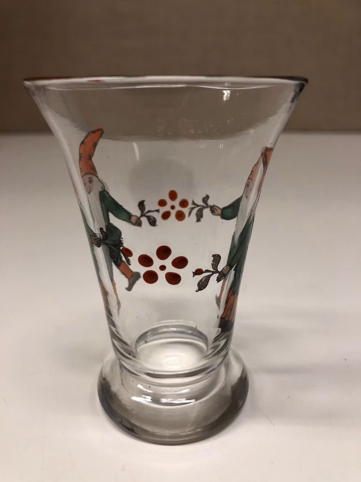 TOMTEGLAS, handblåst, handmålad, 1900-talets första del.