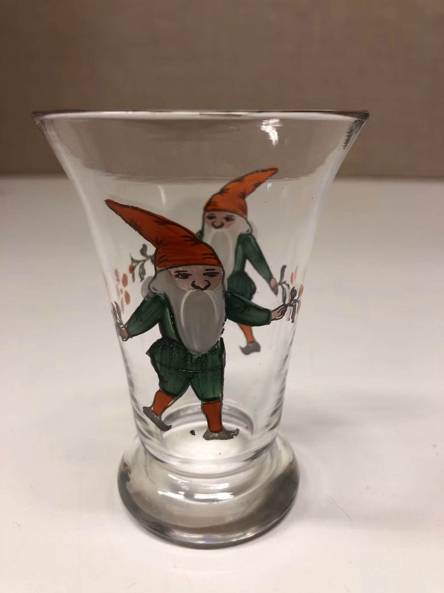 TOMTEGLAS, handblåst, handmålad, 1900-talets första del.