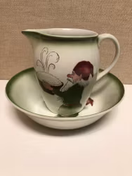 KANNA SAMT GRÖTSKÅL, porslin, " Tomte med gröt", Gefle, 1900-talets första hälft.