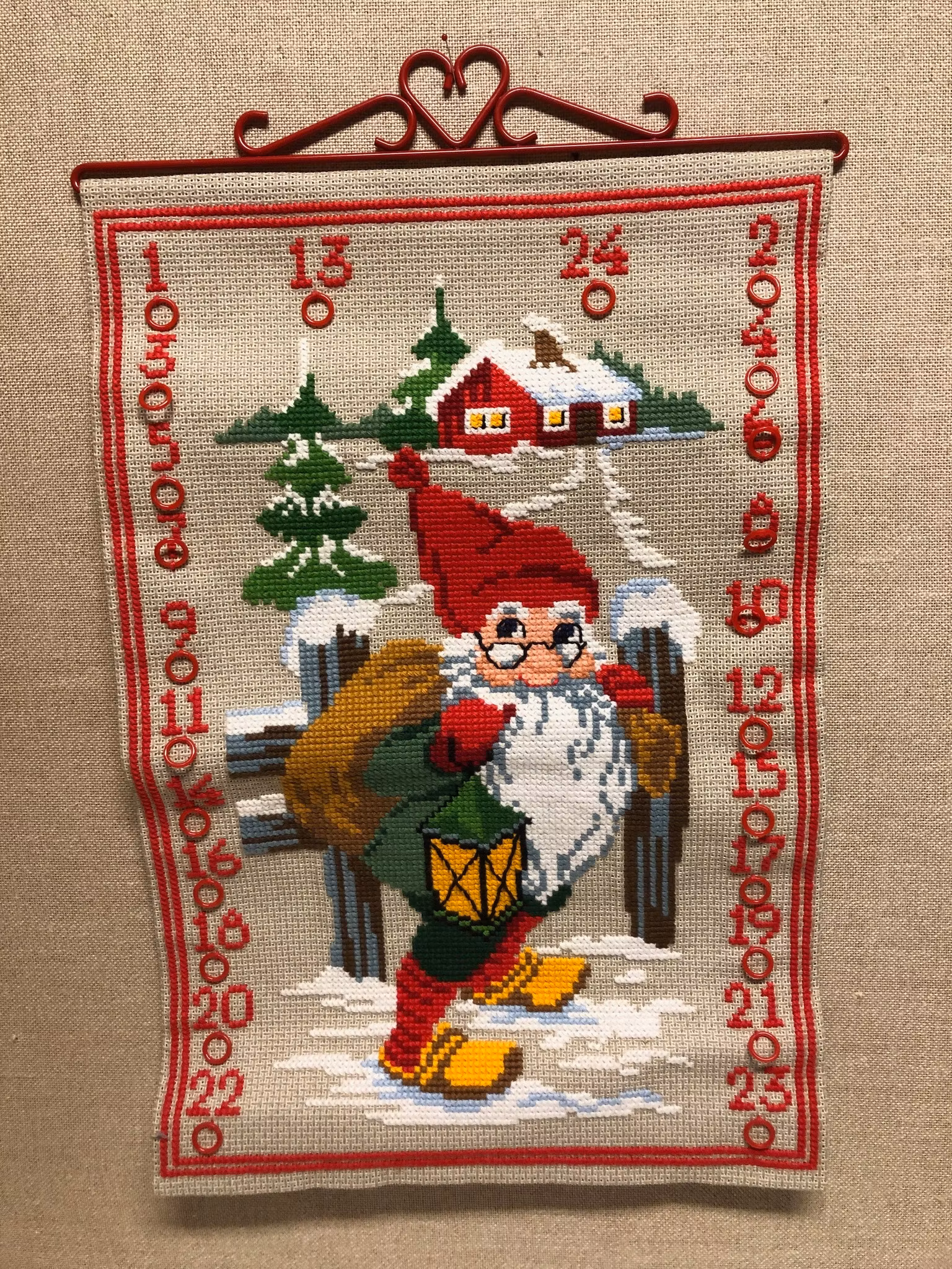 JULKALENDER/VÄGGBONAD, textil, handbroderad, 1900-talets andra hälft.