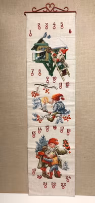 JULKALENDER/VÄGGBONAD, textil, handbroderad, 1900-talets andra hälft.