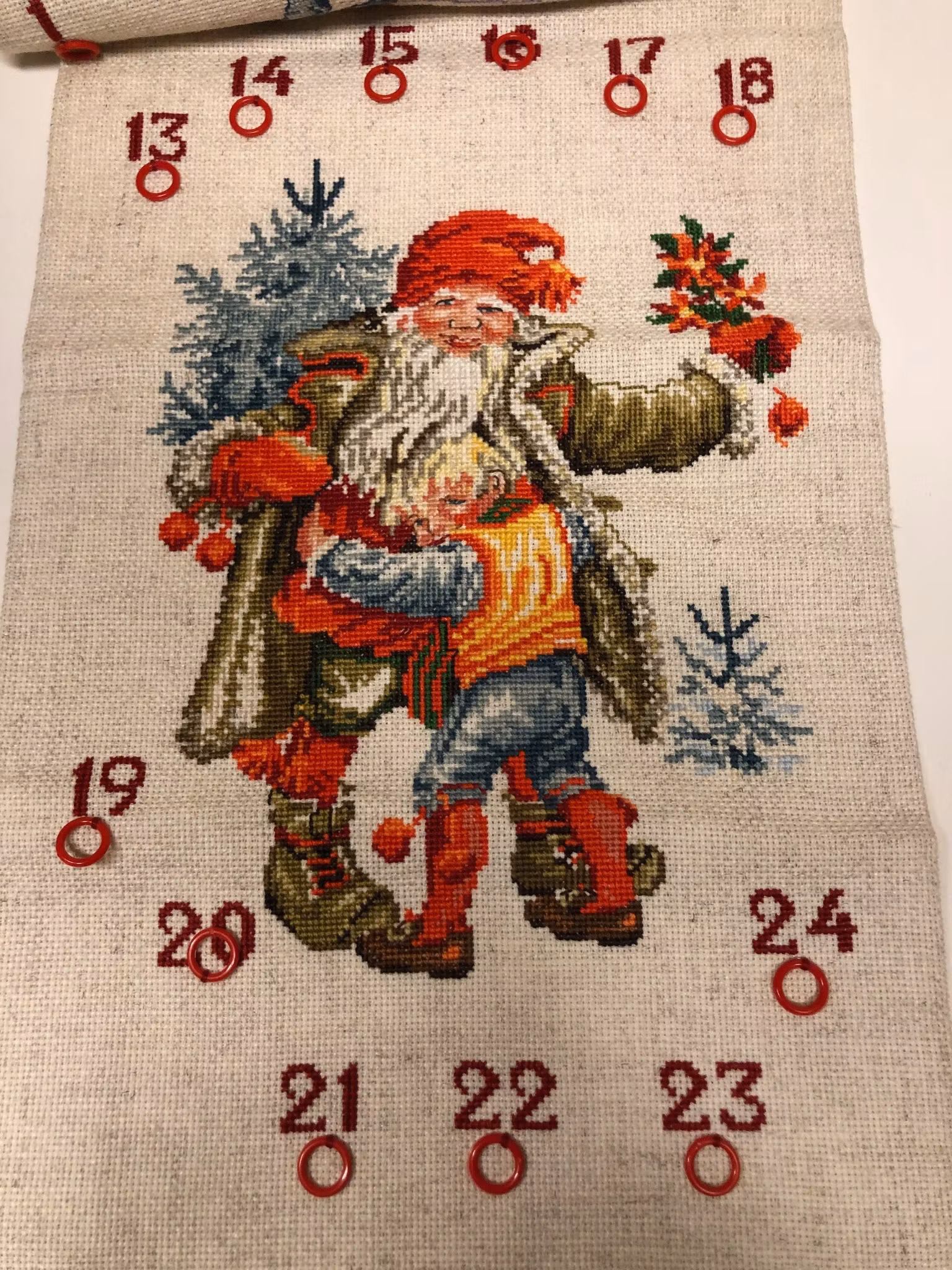 JULKALENDER/VÄGGBONAD, textil, handbroderad, 1900-talets andra hälft.