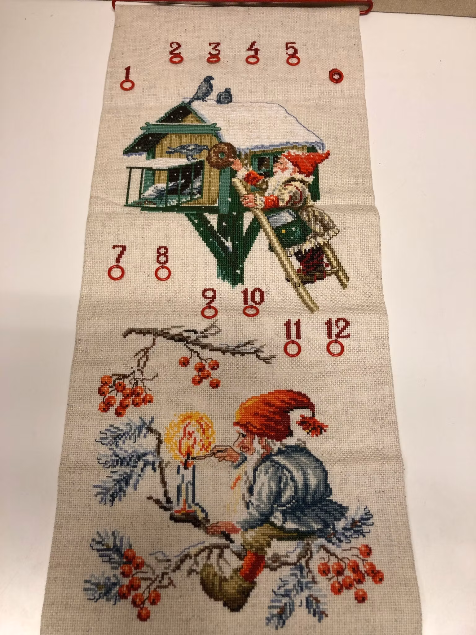 JULKALENDER/VÄGGBONAD, textil, handbroderad, 1900-talets andra hälft.