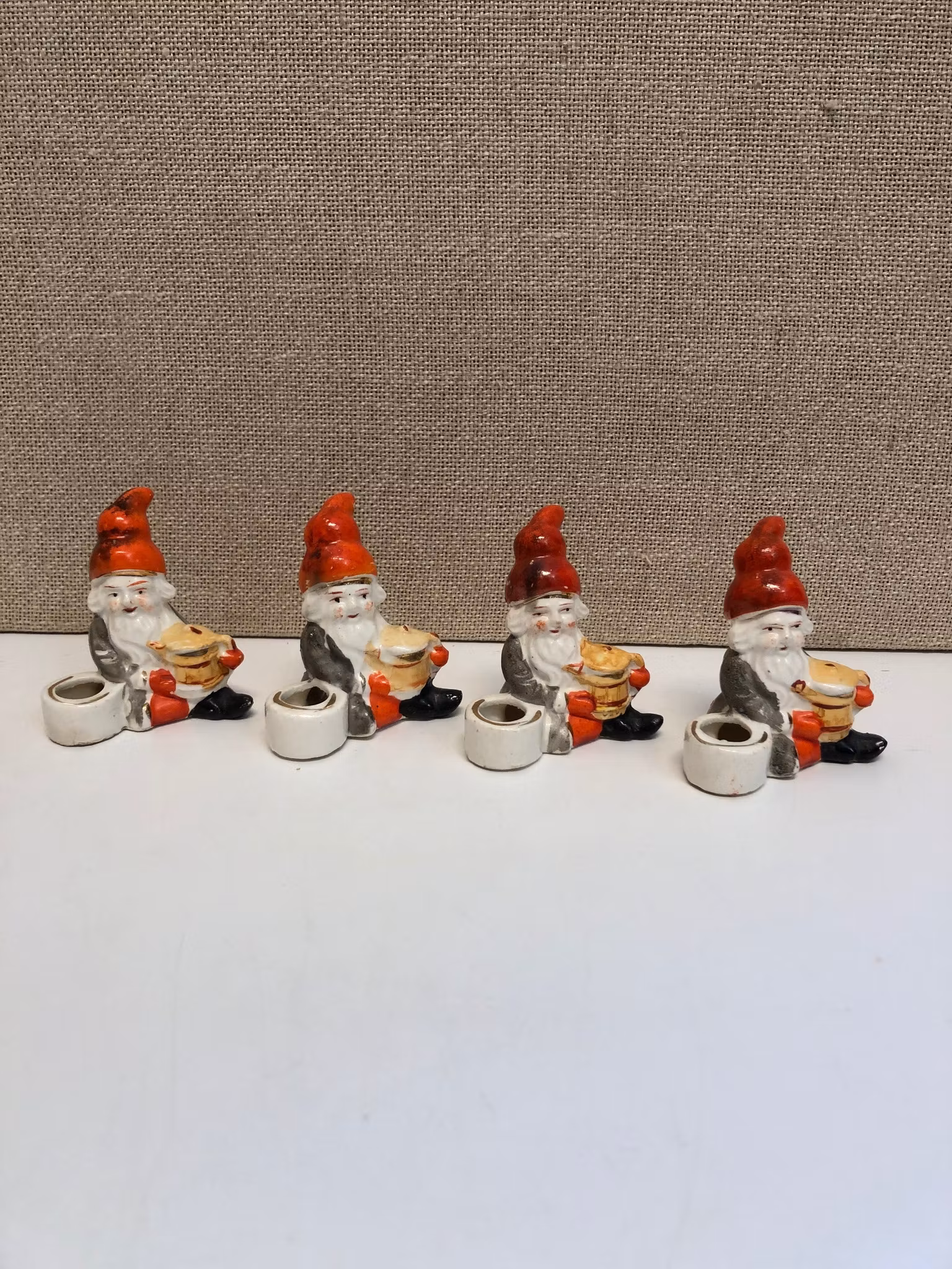 LJUSSTAKAR 4 st. porslin, "Tomte", 1900-talets första hälft.
