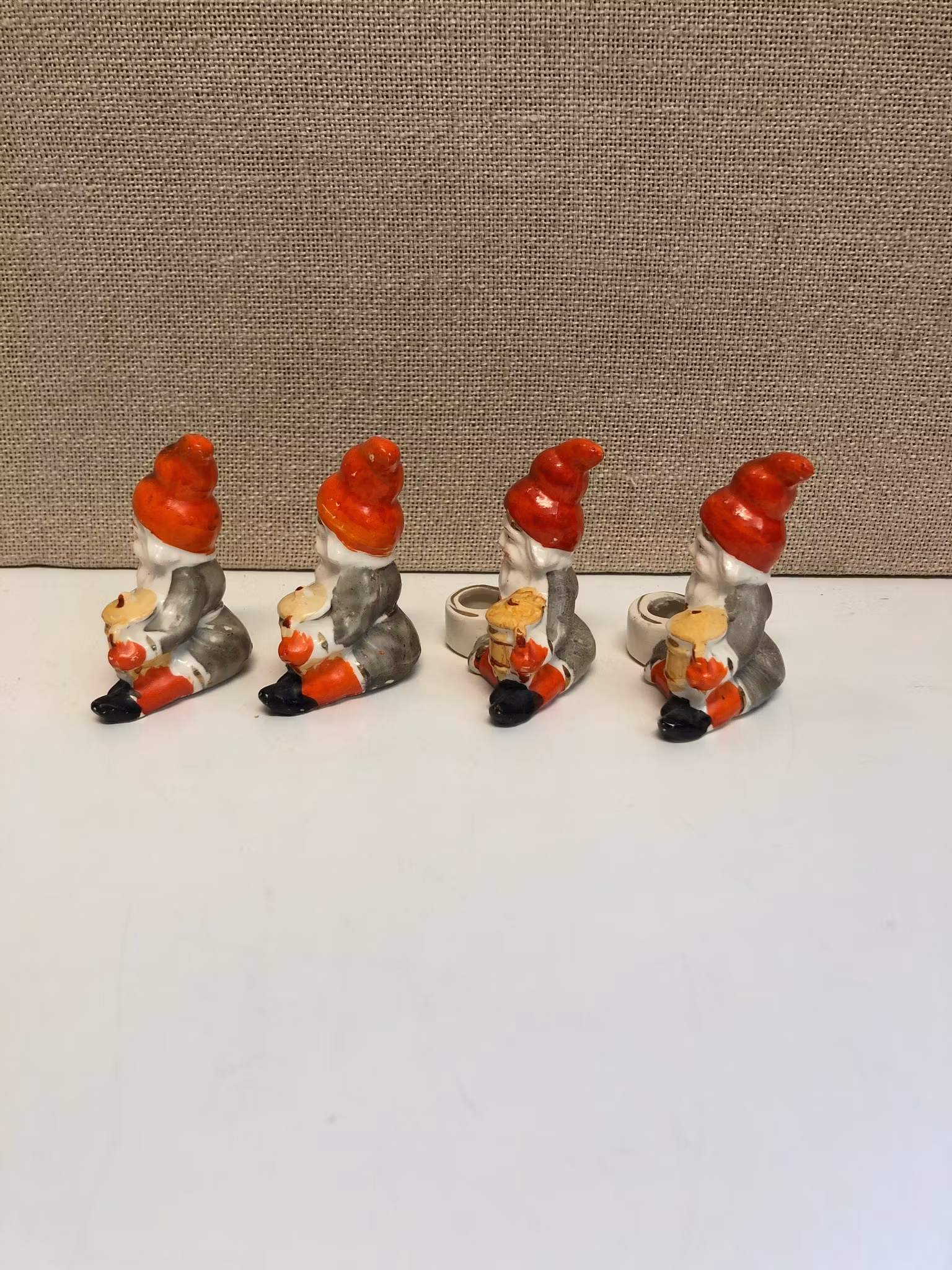 LJUSSTAKAR 4 st. porslin, "Tomte", 1900-talets första hälft.