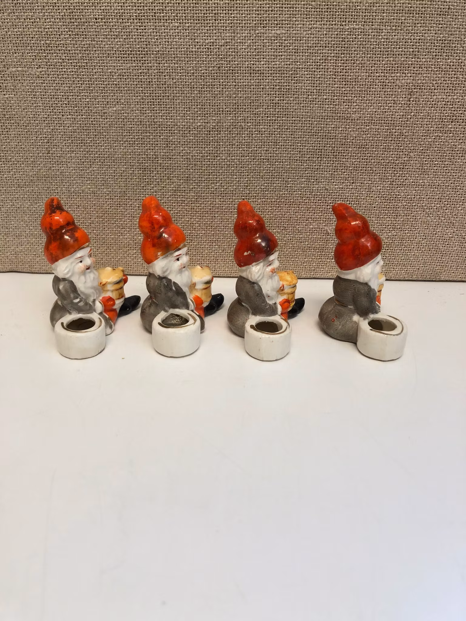 LJUSSTAKAR 4 st. porslin, "Tomte", 1900-talets första hälft.