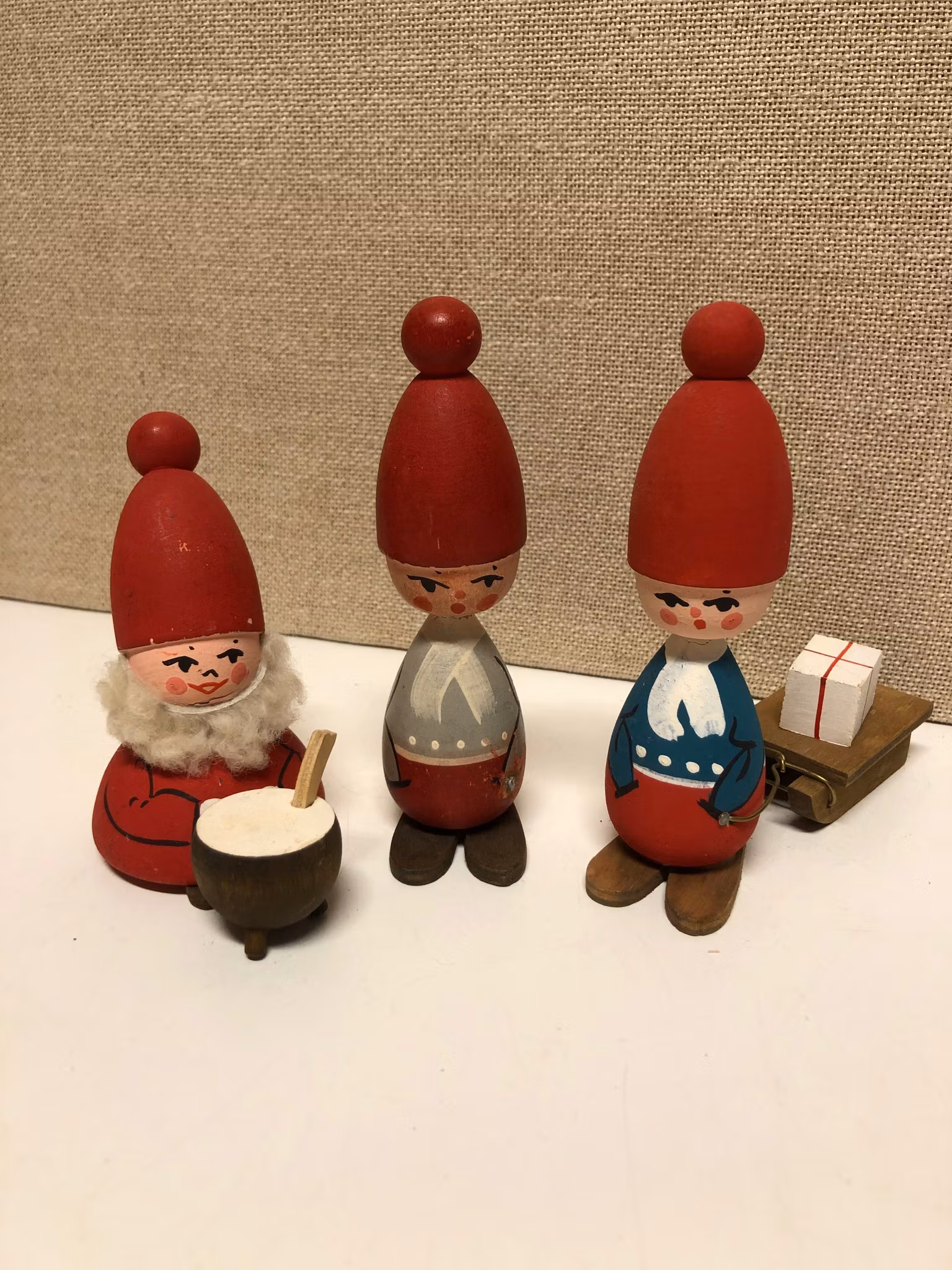 FIGURINER  3 st. trä, bl.a Tomtenissar, Bl. a Bo Svensk 1900-talets andra hälft.