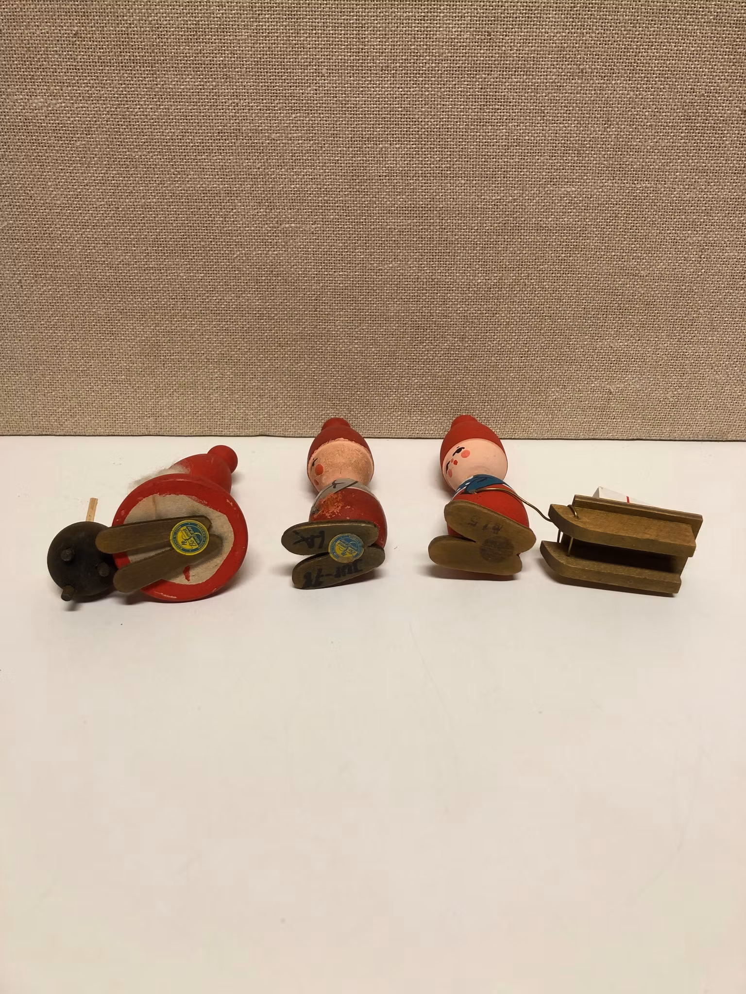 FIGURINER  3 st. trä, bl.a Tomtenissar, Bl. a Bo Svensk 1900-talets andra hälft.
