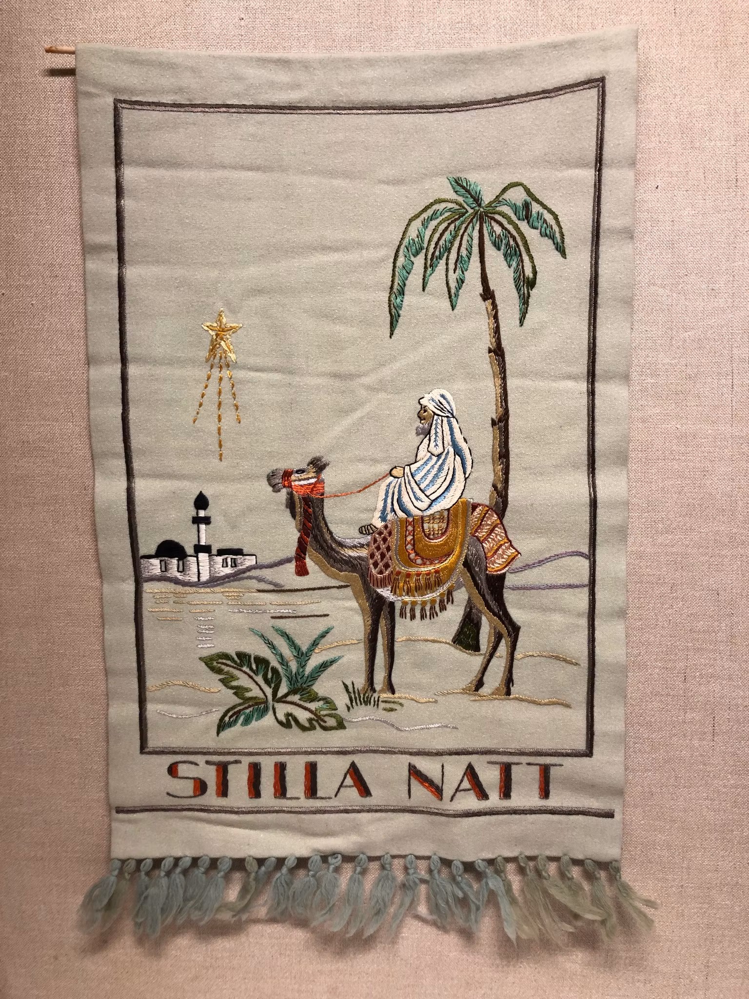 VÄGGBONAD, textil, handbroderad, "Still Natt", 1900-talets första hälft.
