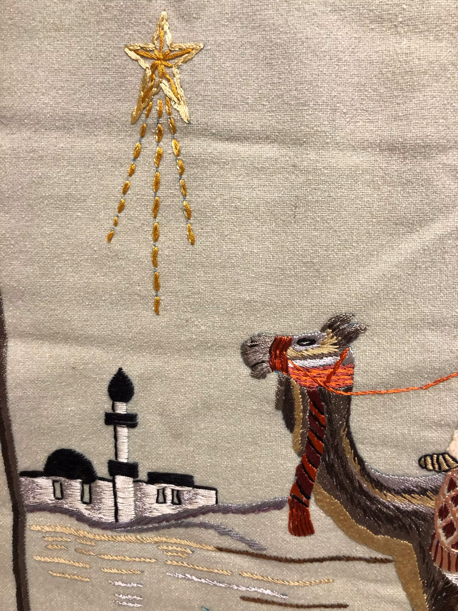VÄGGBONAD, textil, handbroderad, "Still Natt", 1900-talets första hälft.