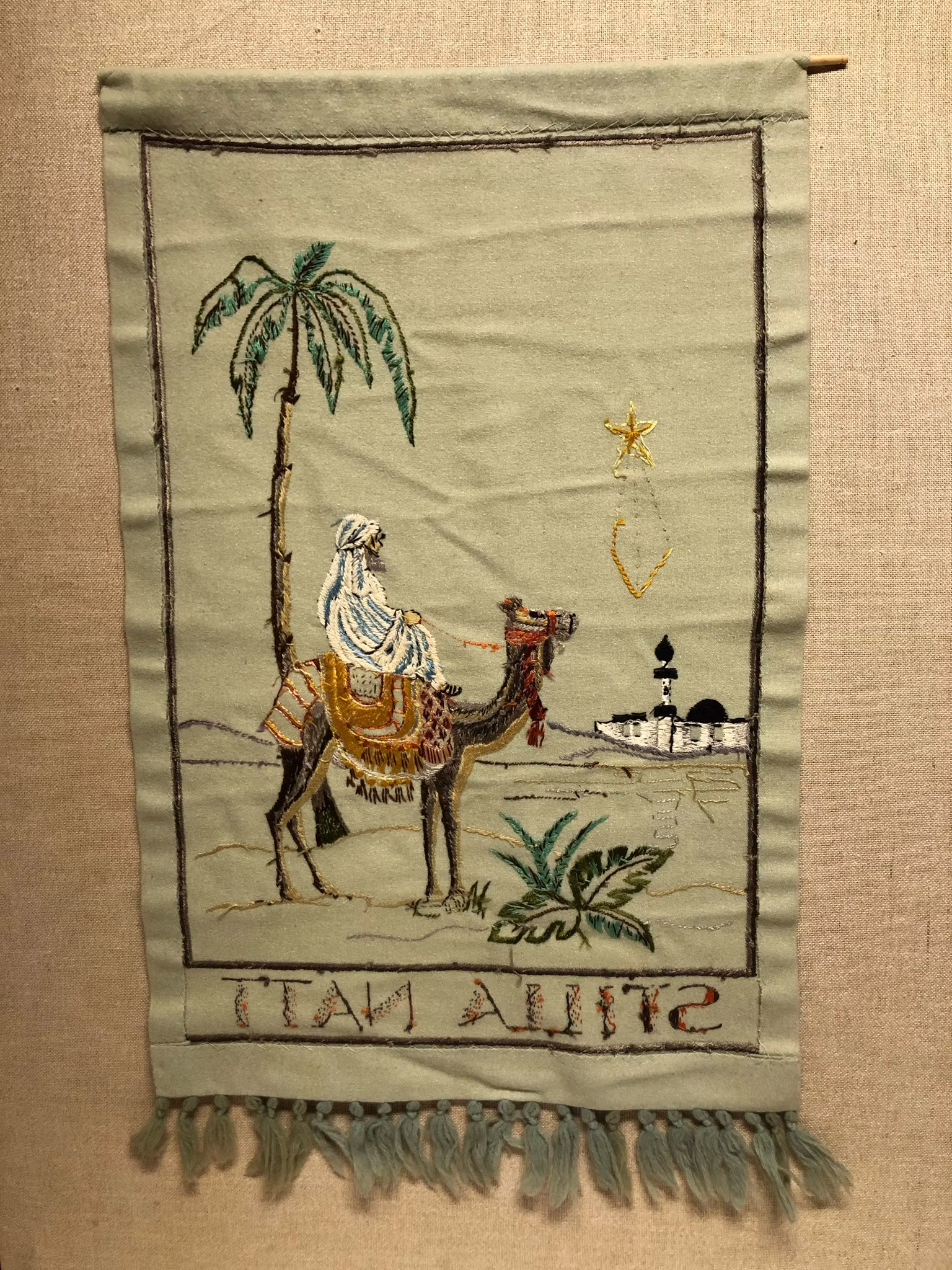 VÄGGBONAD, textil, handbroderad, "Still Natt", 1900-talets första hälft.