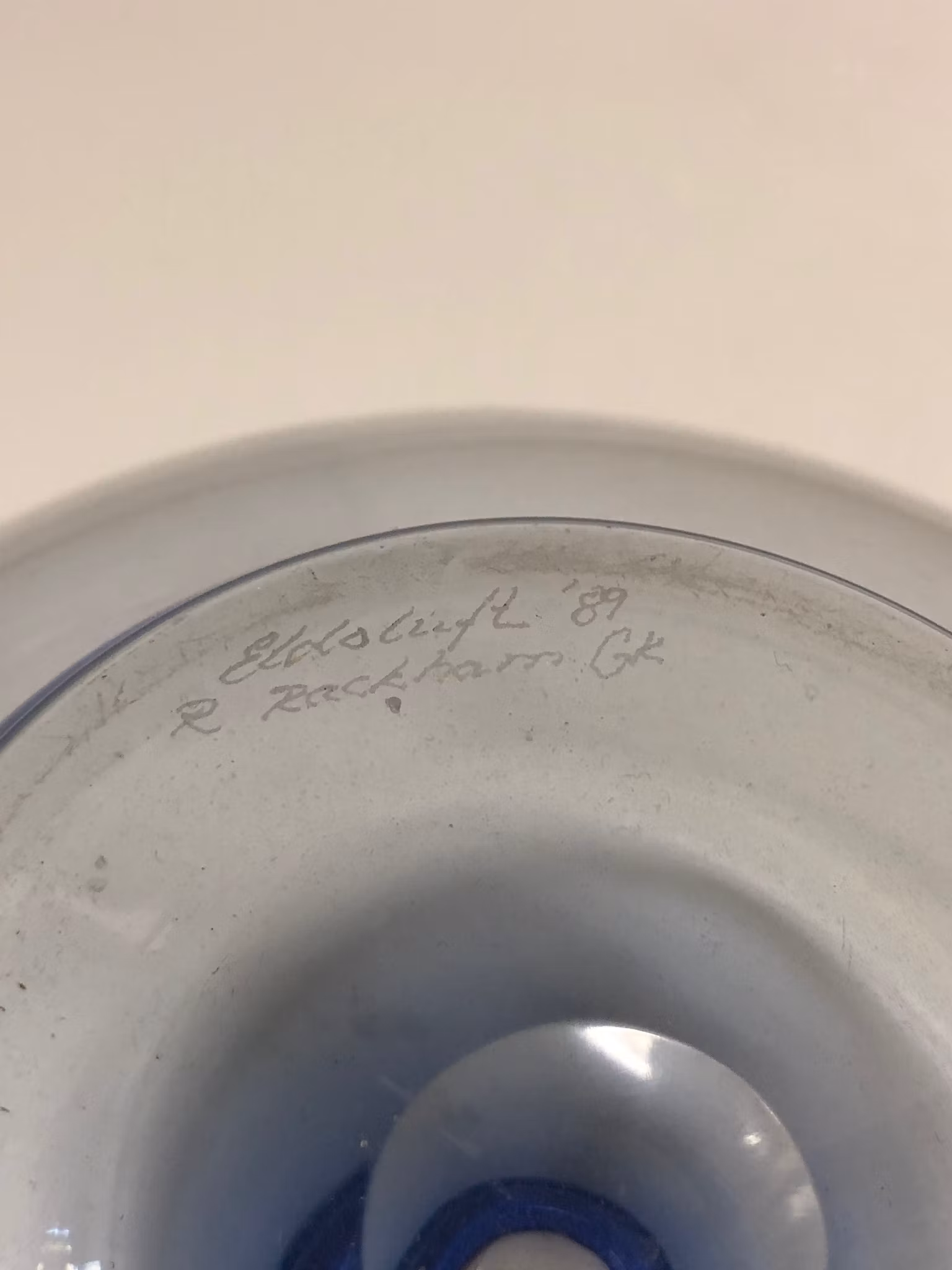 RICHARD RACKHAM. Klotvas, glas, Eldoluft, signerad och daterad 89.