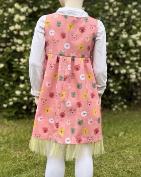 Rosa barnklänning med nallehuvuden. Storlek 92-116