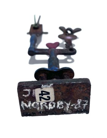 "Kærlighed" av Jes Nordby. 17x5x3 cm