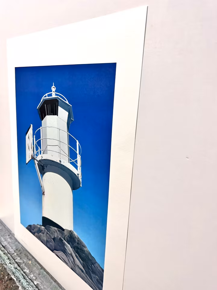"Skallens fyr" Reproduktion av Howard Brookes ur Marstrandssviten. 45x60 cm