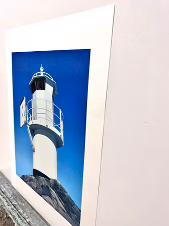 "Skallens fyr" Reproduktion av Howard Brookes ur Marstrandssviten. 45x60 cm