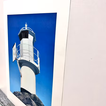"Skallens fyr" Reproduktion av Howard Brookes ur Marstrandssviten. 45x60 cm