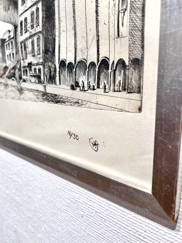 "Surrealistisk stadslandskap med erotiskt monster" Etsning av Ulf Rahmberg. 97x66,5 cm