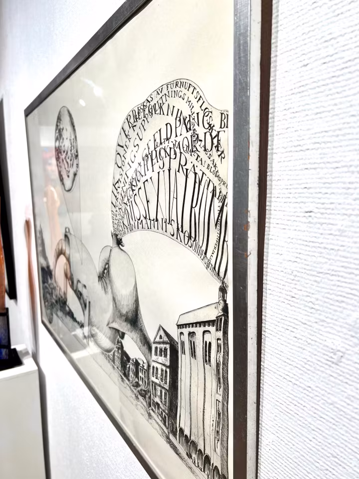 "Surrealistisk stadslandskap med erotiskt monster" Etsning av Ulf Rahmberg. 97x66,5 cm