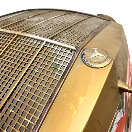 "Mercedes" Blandteknik på motorhuv av Mauritz Karström. ca 120x140x55 cm