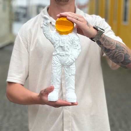 "PACSTRONAUT" Skulptur av Adam Ström. H. 34 cm