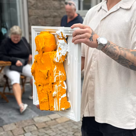 "Never let go" Väggskulptur av Adam Ström. 47x37 cm