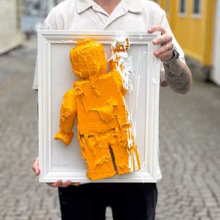 "Never let go" Väggskulptur av Adam Ström. 47x37 cm