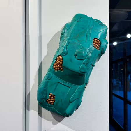 "Melted Porshe II" Väggskulptur av Adam Ström. 45x19x13 cm