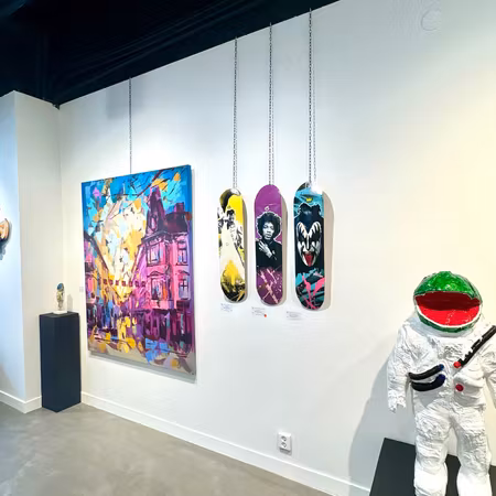 "Freddie" Blandteknik på Skateboard av Mike Blomqvist. 80x20 cm