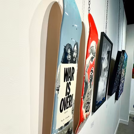 "War is over" Blandteknik på Skateboard av Mike Blomqvist. 110x150 cm