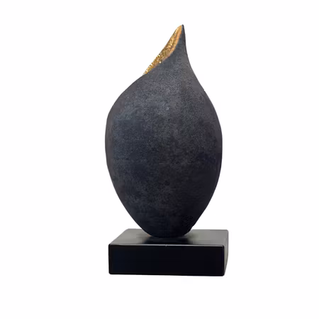 Päron, skulptur i laserat stengods med gulddekor av Alf Ekberg, träsockel, signerad, h. 22 cm