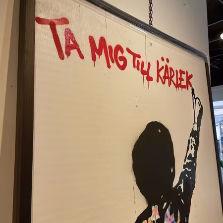 Ta mig till kärlek, Blandteknik på byggplank av Hellstrom Street Art, 115x230 cm