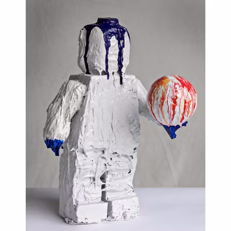 Learn to let go, Skulptur av Adam Ström. h 42 cm. Del av serien Melted Lego