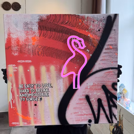 "Be Easy to Love" av Mike Blomqvist, sprayfärg och akryl med rosa LED-neon på duk, 60x60 cm.