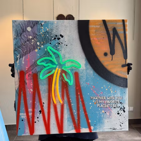 "Together With You" av Mike Blomqvist, sprayfärg och akryl med grön och orange LED-neon på duk, 60x60 cm.