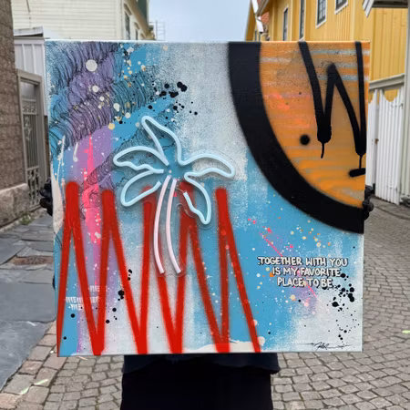 "Together With You" av Mike Blomqvist, sprayfärg och akryl med grön och orange LED-neon på duk, 60x60 cm.