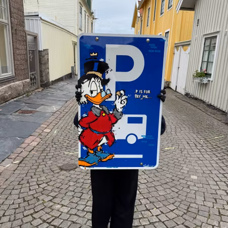 "P is for Pay Me" av Mike Blomqvist, sprayfärg och akryl på återbrukad vägskylt, 50x80 cm.