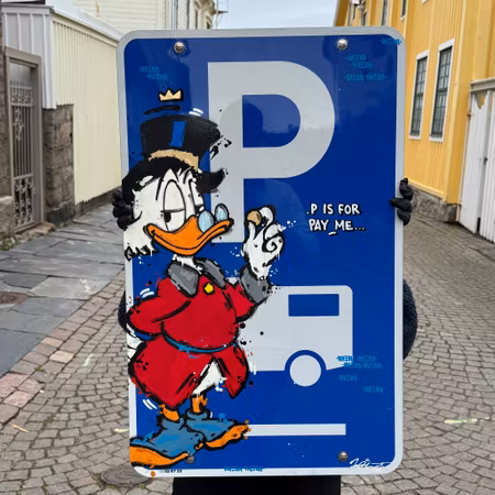 "P is for Pay Me" av Mike Blomqvist, sprayfärg och akryl på återbrukad vägskylt, 50x80 cm.